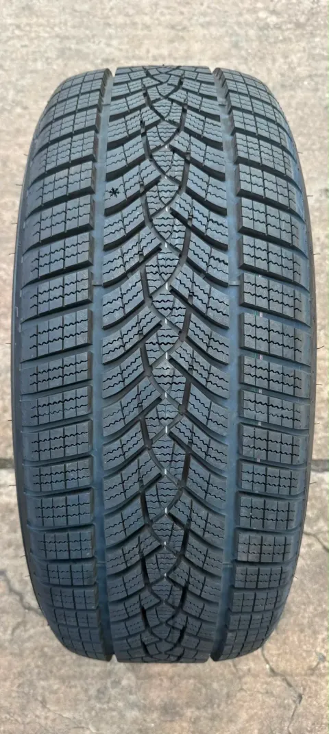 Background image for 1x Winterreifen 225/55 R17 101H XL Goodyear UltraGrip Performance + (*) DOT22 8,8mm