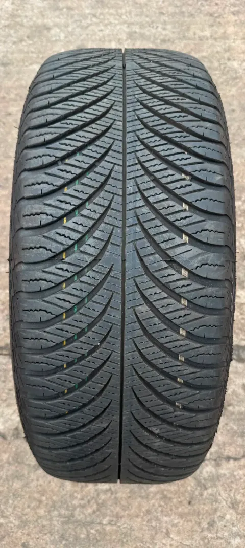 Background image for 1x Allwetterreifen 215/55 R17 94V Goodyear Vector 4Seasons Gen-2 AO DOT25 5,6-6,3mm