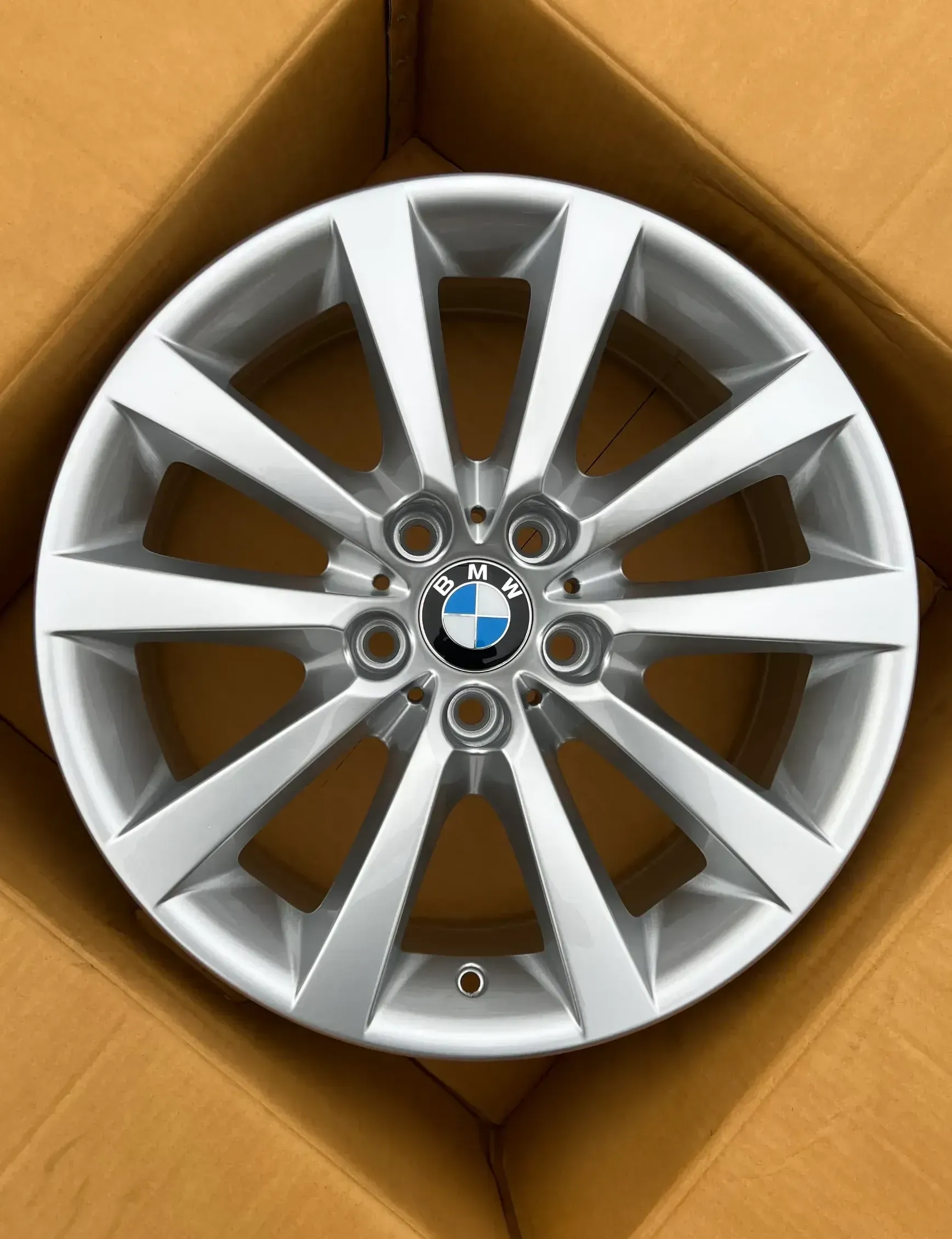 1x Original BMW 5er F10 F11 6er F12 F13 F06 18 Zoll V Speiche 328 6790173 ET30 NEU - Bild 1