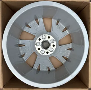 1x Original Audi A3 S3 8Y 17 Zoll Alufelge 5-W-Speichen-Design 8Y0601025D 8,0Jx17 ET46 - Bild 3